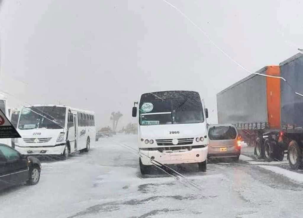 Elementos de la Guardia Nacional y Protección Civil del Estado, implementaron un operativo en la Carretera 57 de Galeana, al registrarse la caída de granizo que cubrió toda la carpeta asfáltica como su fuera nieve.