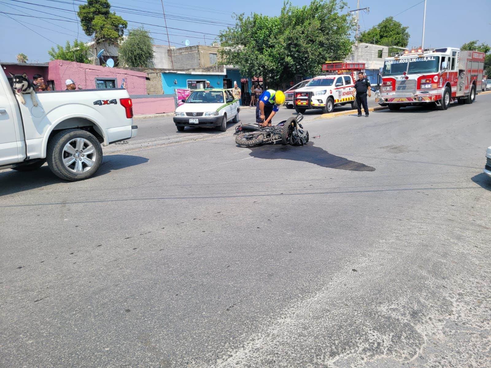 Un joven repartidor de comidas termino con lesiones de consideración, al ser embestida su motocicleta, por un vehículo de alquiler, en cuales del municipio de Linares.