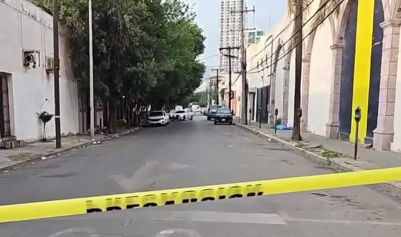 El cadáver de un hombre de la tercera edad fue encontrado ayer en calles de la zona centro de Monterrey.