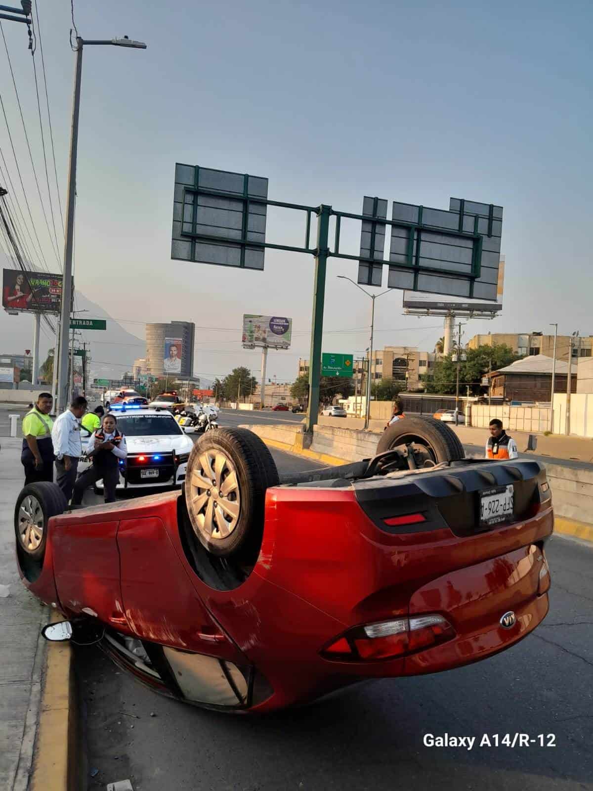 La conductora de un vehículo resultó lesionada luego de volcarse ayer, al sur del municipio de Monterrey.