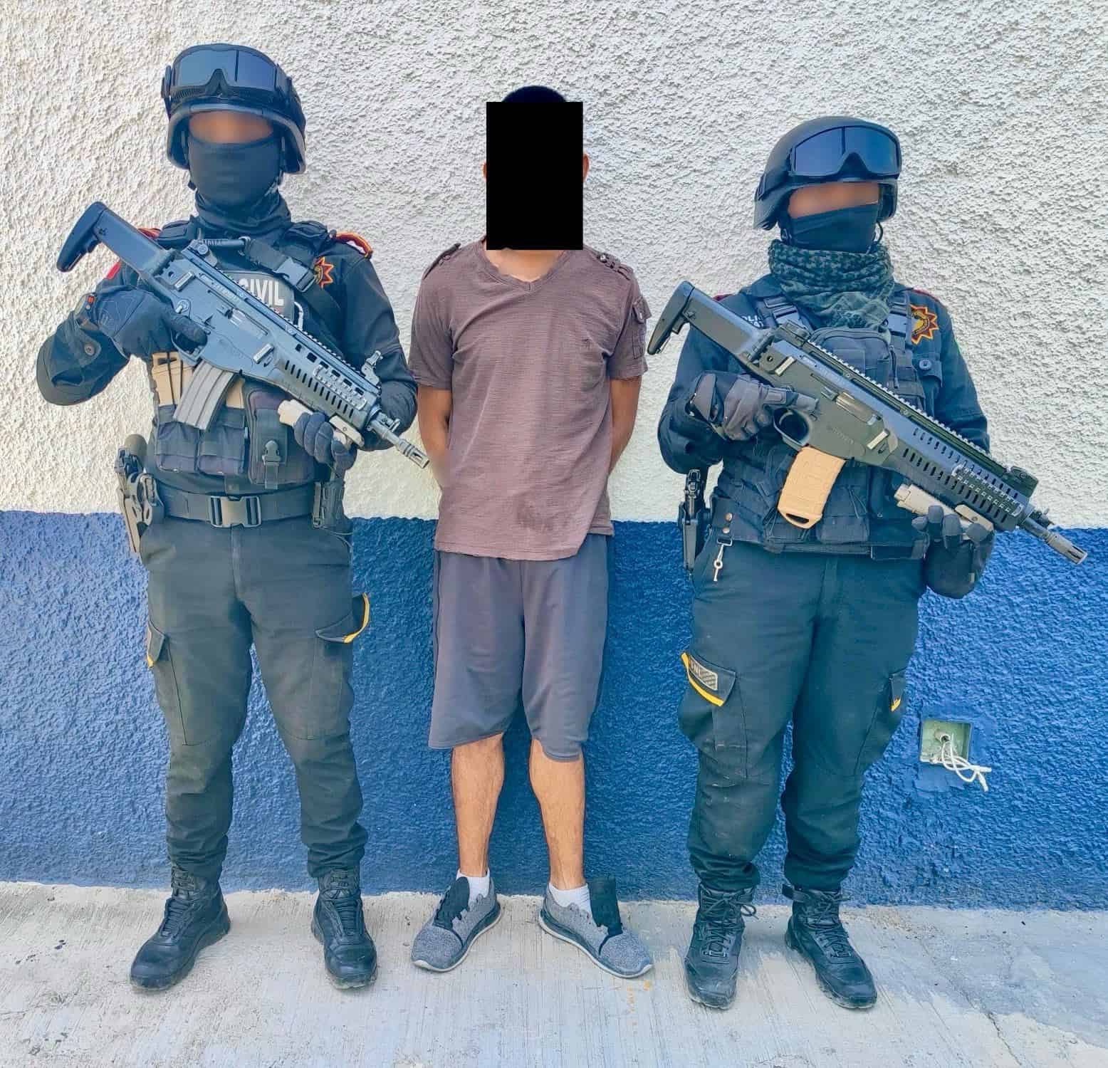 En portación de un arma de fuego, un hombre fue arrestado por elementos de Fuerza Civil en calles de la Colonia Gloria Mendiola, al norte del municipio de Monterrey.