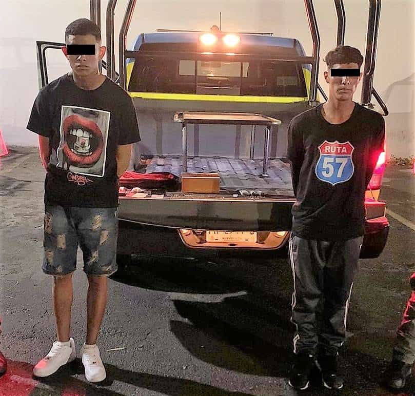 Dos jóvenes fueron detenidos por oficiales de la Policía de Monterrey, al presuntamente encontrarles más de 100 cartuchos calibre .22, siete bolsas con hierba verde similar a la mariguana, así como dinero en efectivo, en la colonia Sarabia.