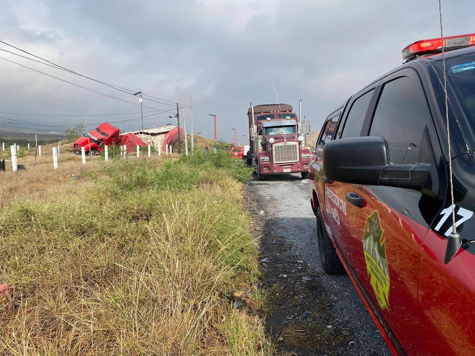 Luego de una aparente falla mecánica, el conductor de un tráiler utilizó una rampa de emergencia y al final de la misma terminó volcando su carga de 42 toneladas de cebolla, ayer en la Carretera a Saltillo, municipio de García.