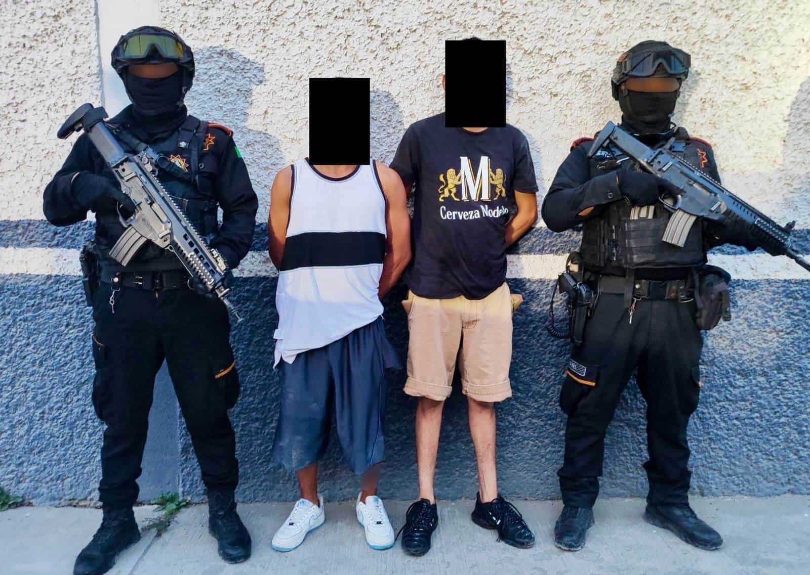Dos hombres que portaban un arma de fuego, fueron arrestados por elementos de Fuerza Civil en calles de la Colonia Ampliación Municipal, en el municipio de Monterrey.