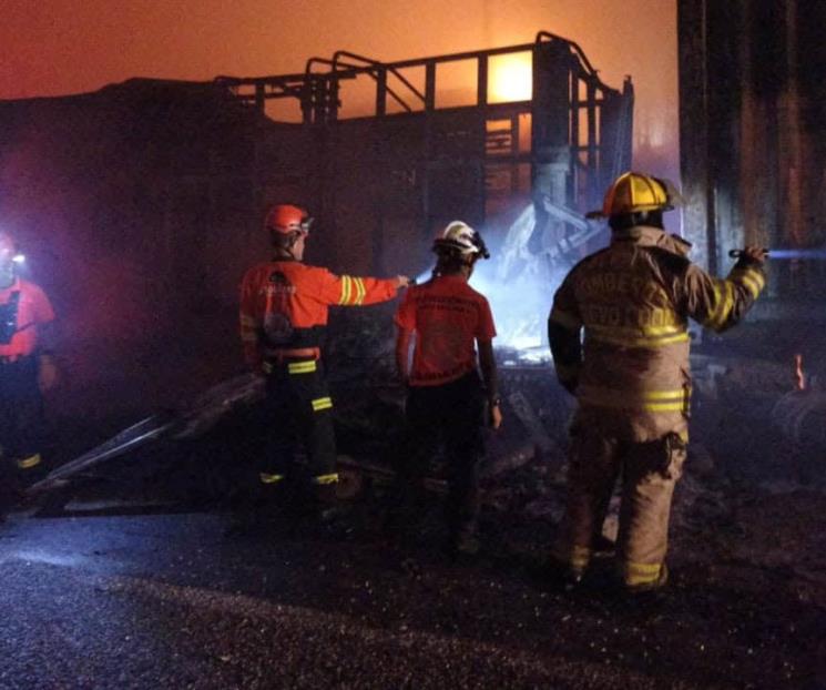 Se incendia camión de carga tras choque en la Saltillo-Monterrey