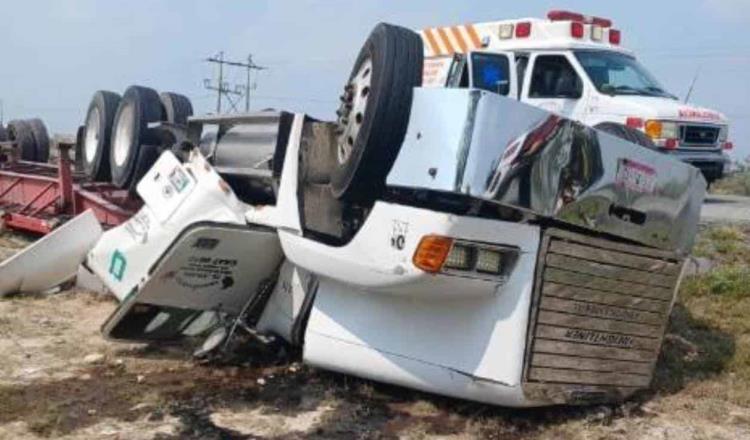 Vuelca tráiler en Sabinas Hidalgo, conductor muere