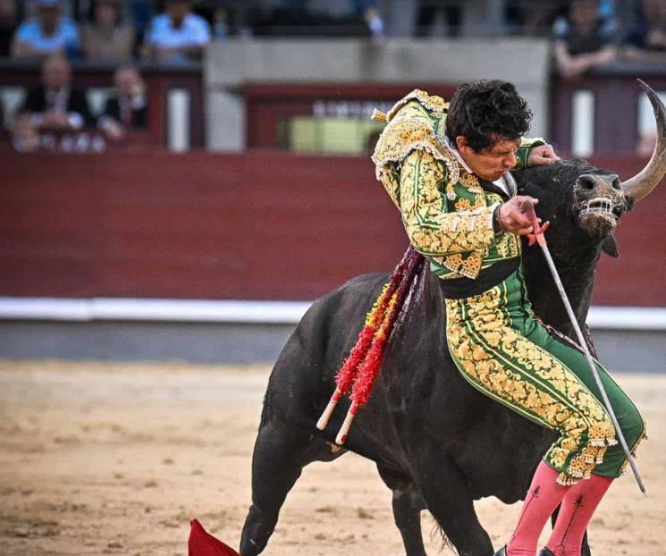 Sufre torero mexicano Issac Fonseca cornada en la espalda