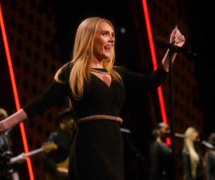 Adele regaña a su asistente por grito homofóbico durante un show