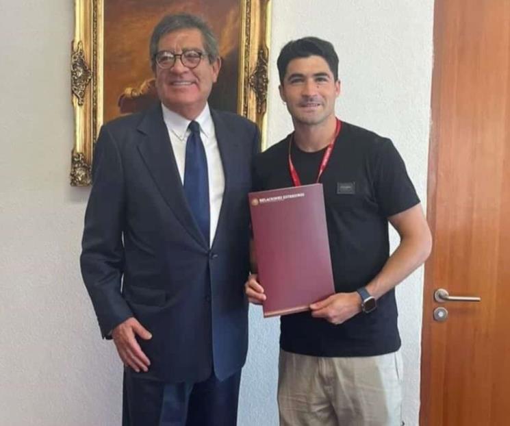 Nicolás Ibáñez recibe carta de naturalización