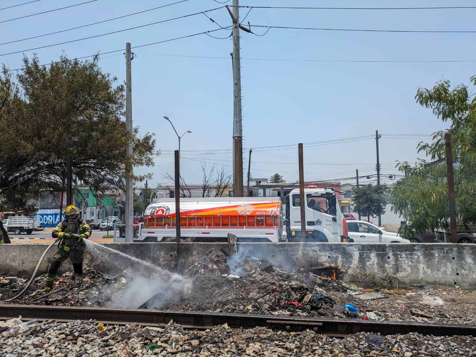 El incendio de un terreno baldío cerca del Mercado Campesino movilizó ayeral mediodía a las autoridades, en la Avenida Venustiano Carranza, en el Colonia Industrial, municipio de Monterrey.