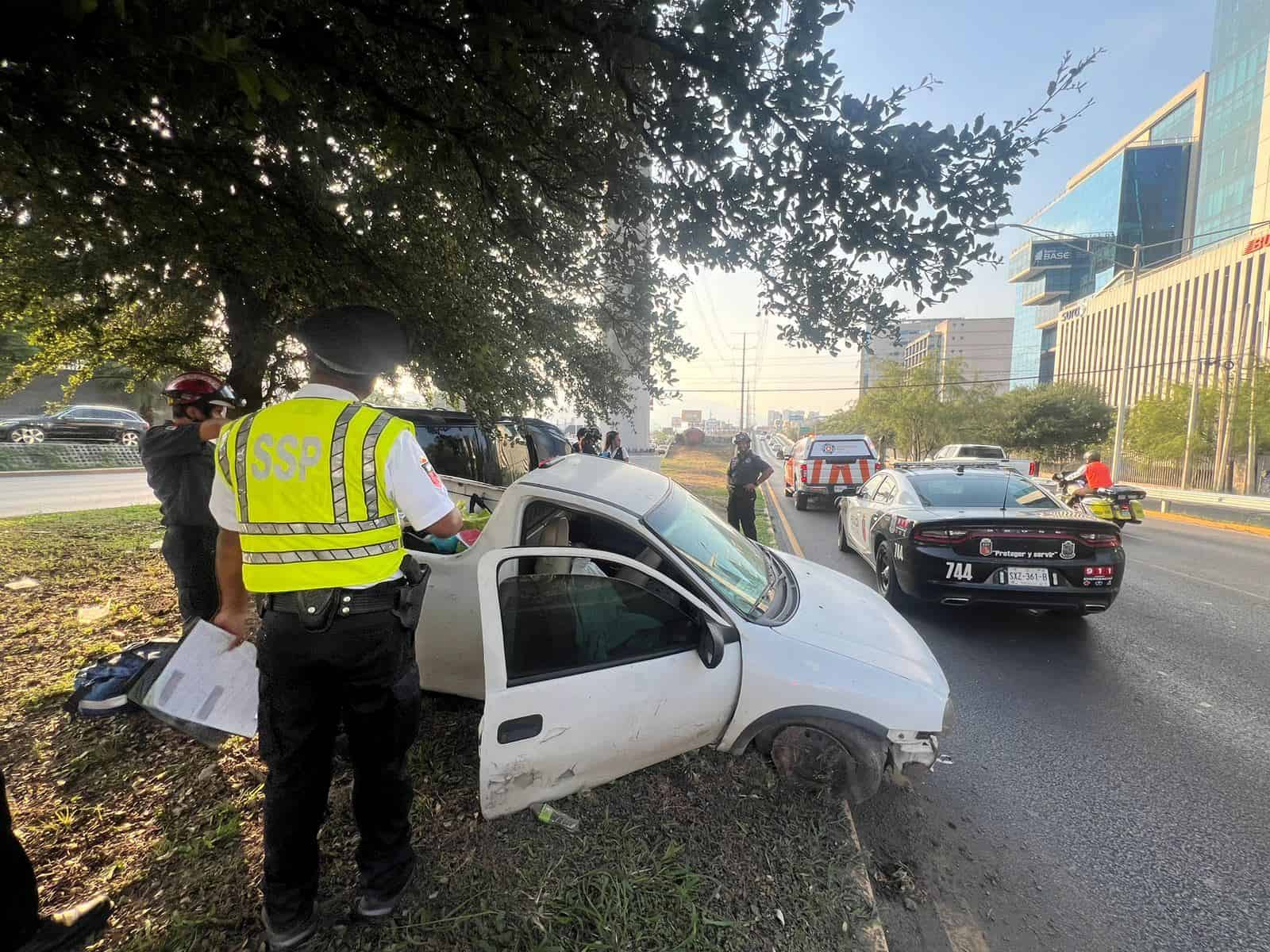 Un choque volcadura en el que se vieron involucrados un par de vehículos, dejó a dos personas lesionadas, ayer en la Avenida Lázaro Cárdenas, en Valle Oriente, al sur de Monterrey.