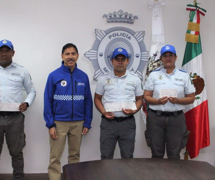 Reconocen a tres oficiales de Monterrey por apoyo a comunidad regia