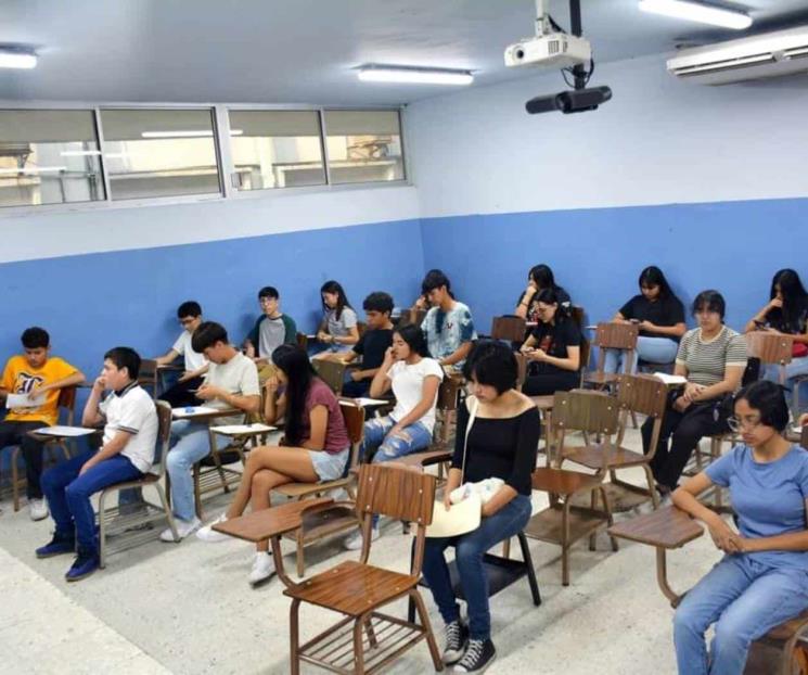 Presentan cientos de estudiantes examen de ingreso a prepas UANL