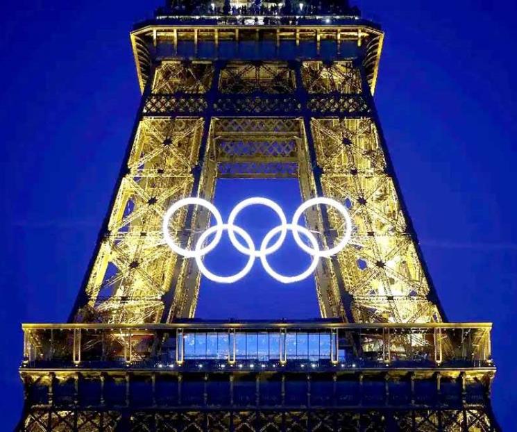 Presume Torre Eiffel los aros olímpicos