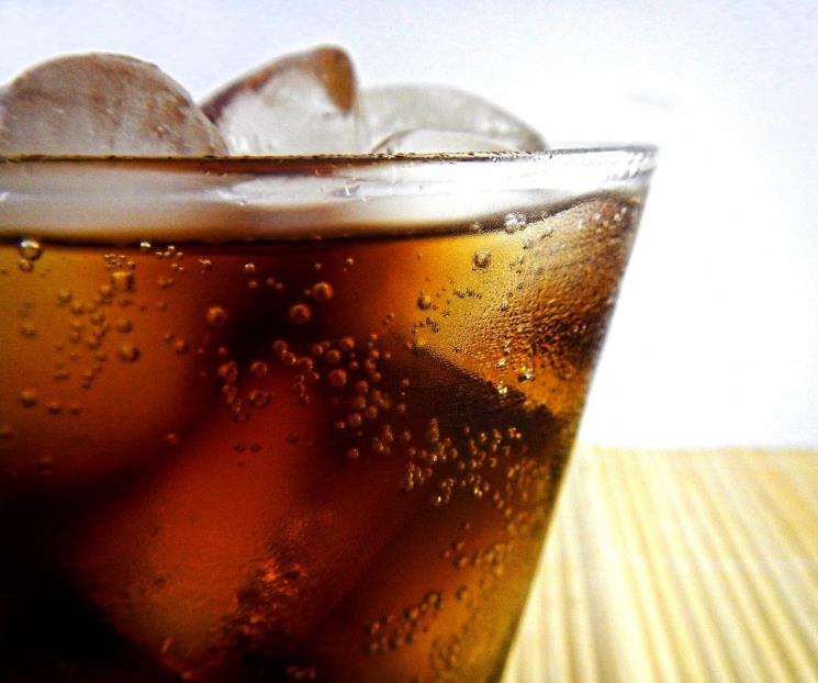 Beber soda pueden causar estragos en los riñones, según expertos