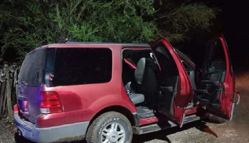 Tres hombres que regresaban de una boda celebrada en un ejido del municipio de Zaragoza, Nuevo León, fueron acribillados cuando viajaban en su camioneta.
