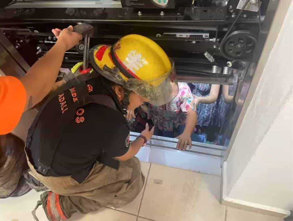 El susto de su vida se llevaron cinco empleadas administrativas de una caja de ahorros ubicada en el municipio de Guadalupe, al quedar atrapadas en un elevador defectuoso.