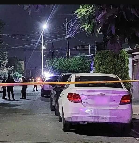 Uno de los principales narcodistribuidores de la Colonia Los Ebanos en Apodaca, fue abatido por dos pistoleros, que lo sorprendieron cuando estaba parado frente a su domicilio.