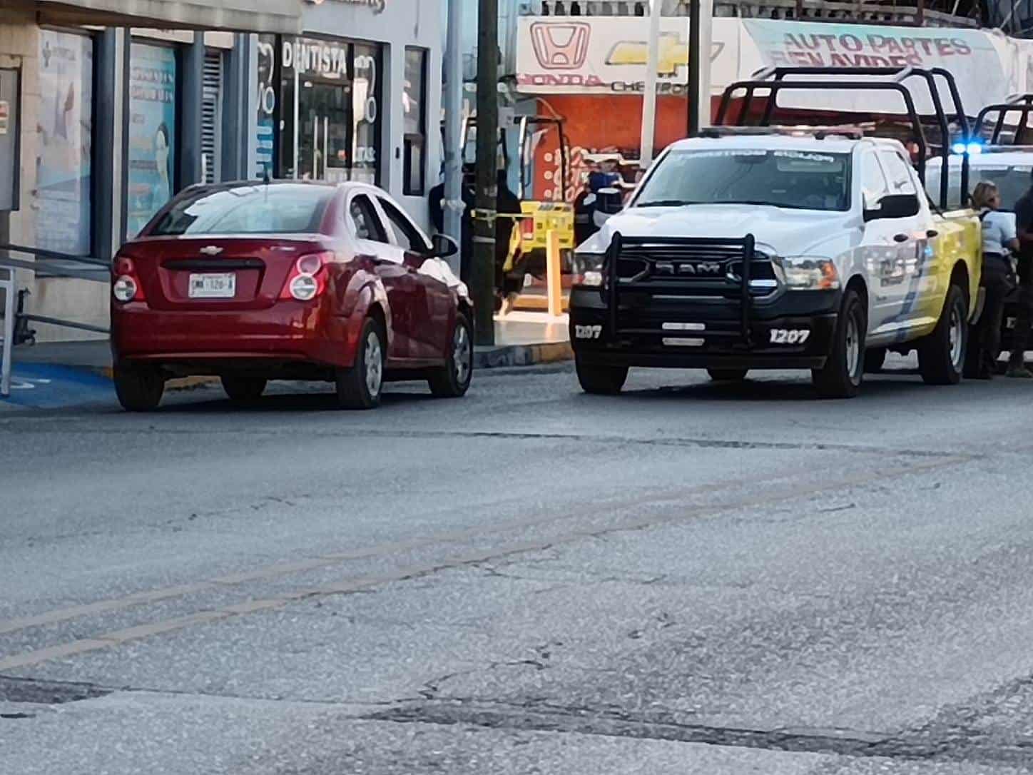 Cuando se encontraba a fuera de su domicilio un hombre resultó herido a balazos, al ser atacados por delincuentes al oriente de la ciudad de Monterrey.