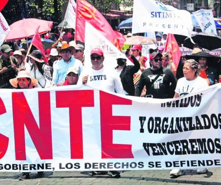 CNTE quita plantón del Zócalo tras reunión con AMLO