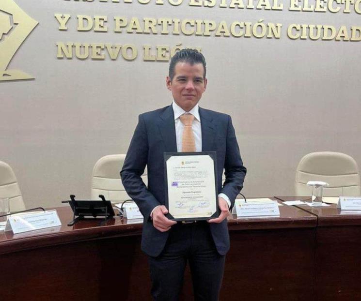 Recibe Miguel Ángel Flores su constancia como diputado local