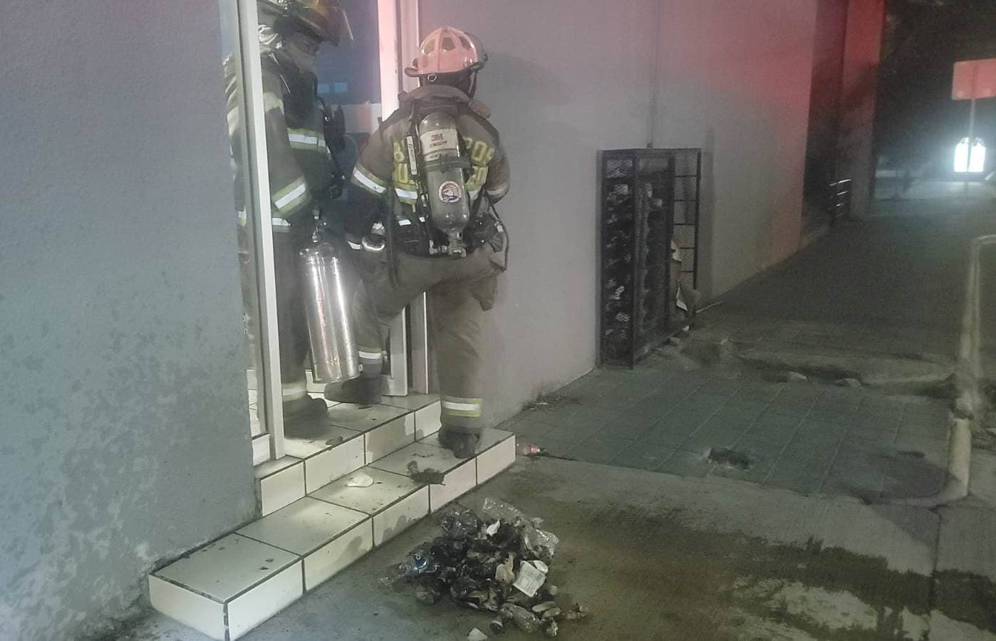 Personal de la Fiscalía General de Justicia, investiga el reporte de un cajero automático ubicado la Colonia El Obispado, al que intentaron incendiar en un acto de vandalismo.