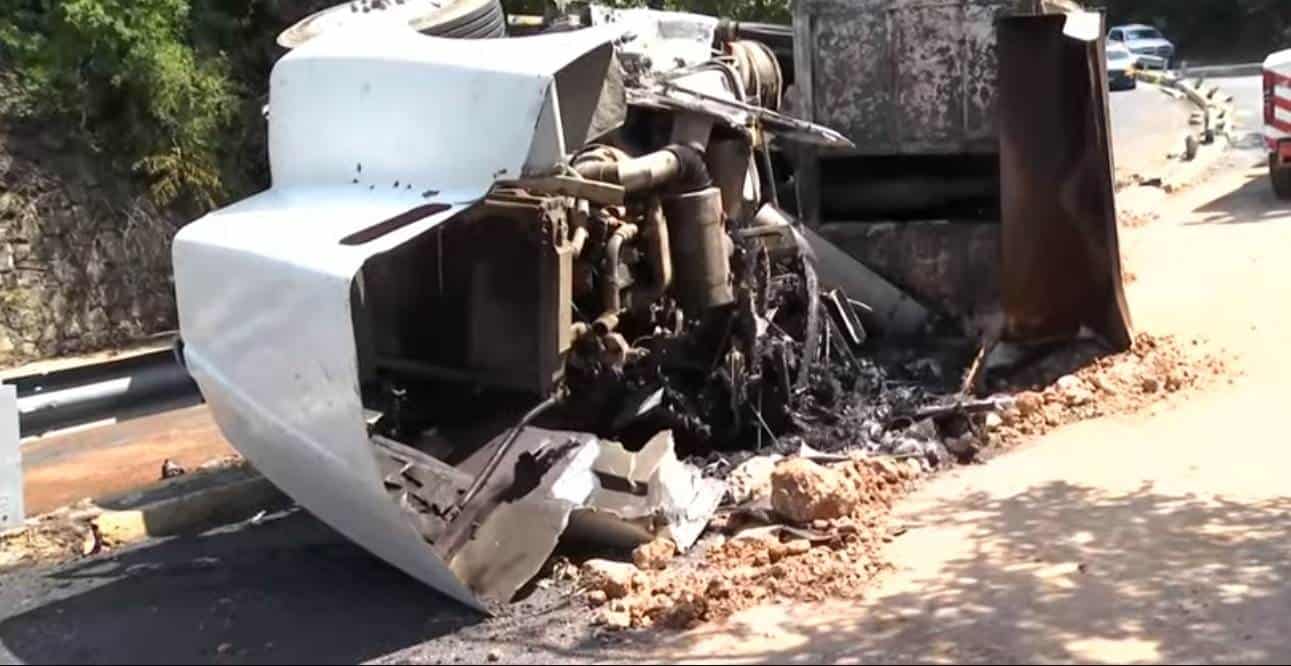 Un camión de tres y media toneladas causo terror entre los habitantes del sector Valle de San Angel en San Pedro, al quedarse sin frenos y terminar volcado en una concurrida avenida de este municipio.