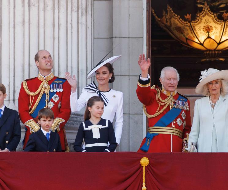 Reaparecen el Rey Carlos y Catalina en acto público