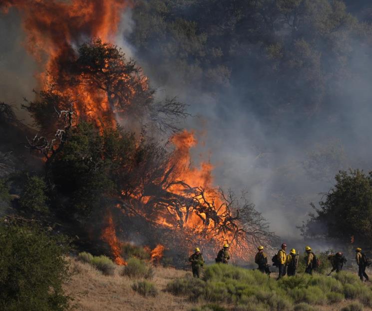 Avivan fuertes vientos incendios en el sur de California
