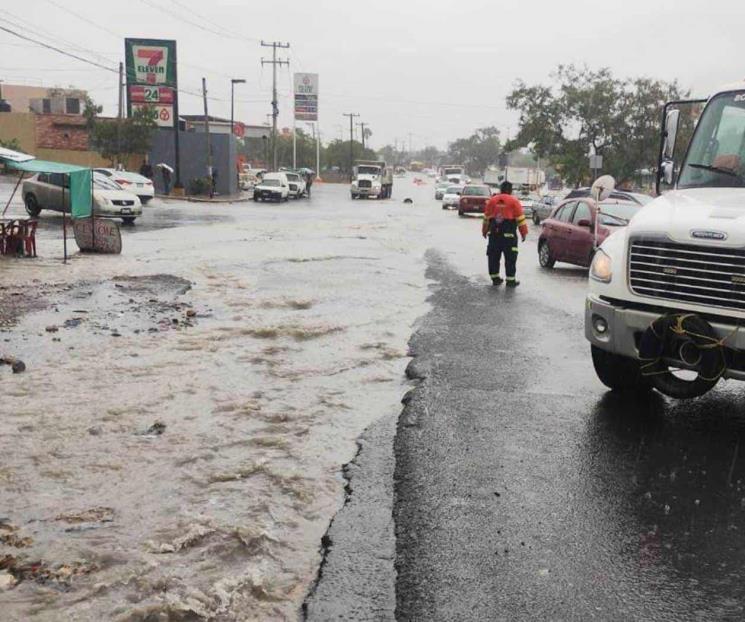 Cierran pasos viales por fuertes lluvias en Santa Catarina