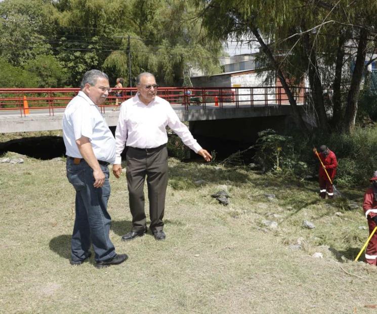 Hacen limpieza masiva de drenajes en Escobedo