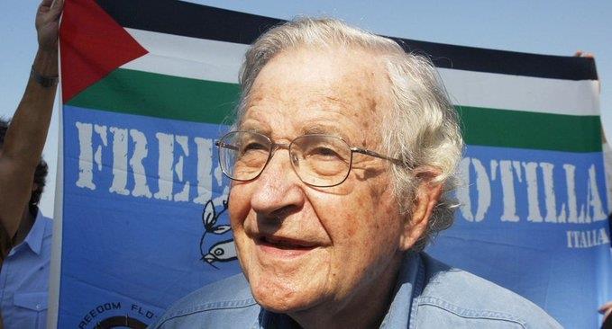 Noam Chomsky sigue vivo; seguirá su tratamiento en su casa