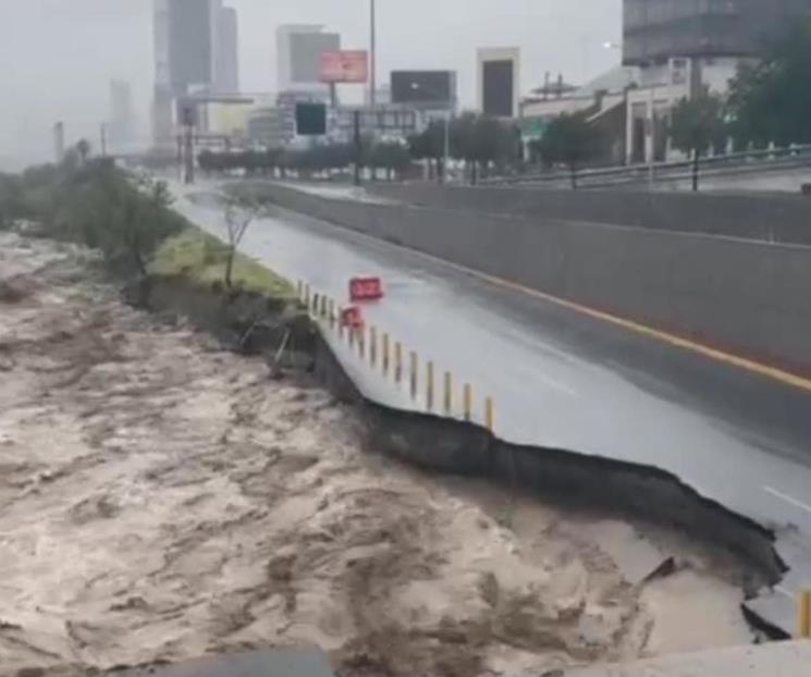 Provocan lluvias daños en Av. Constitución