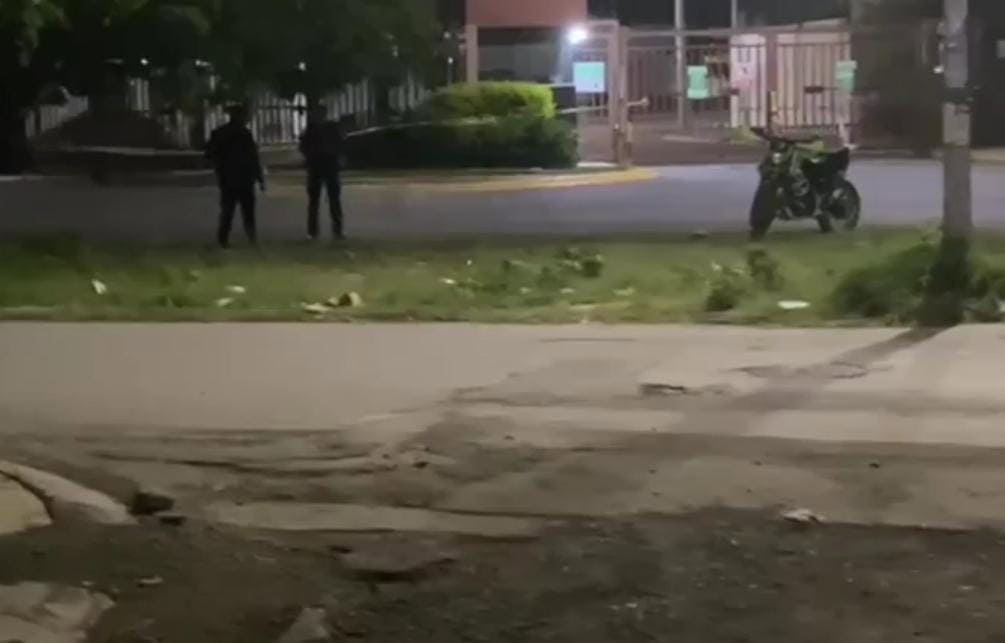 Dos menores que viajaban en una motocicleta fueron atacados a balazos y uno de ellos murió más tarde en el hospital donde recibía atención médica, ayer en el municipio de Juárez.