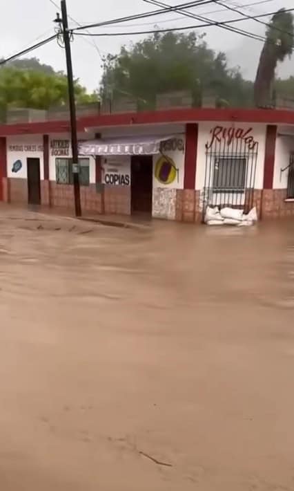 Elementos de la Secretaria de la Defensa Nacional, implementaron el Plan DN III E, en el municipio de Aramberri, después de desbordarse un rio que inundo toda la cabecera municipal.