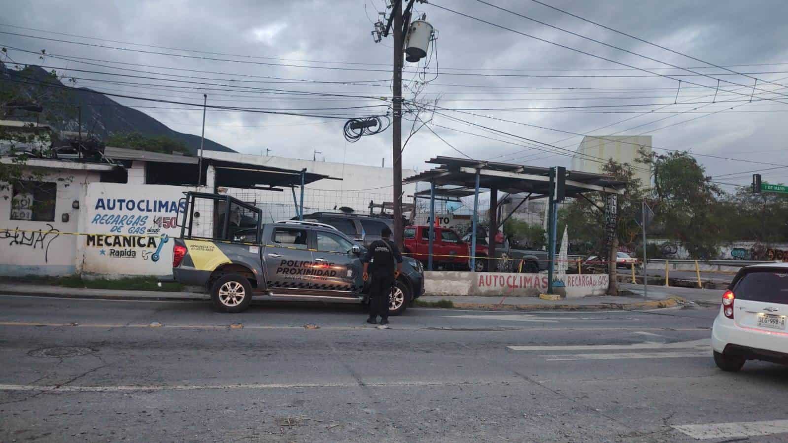 Un hombre resultó gravemente herido al ser atacado a balazos cuando se hallaba en un taller de reparación de climas, los agresores huyeron en Santa Catarina.