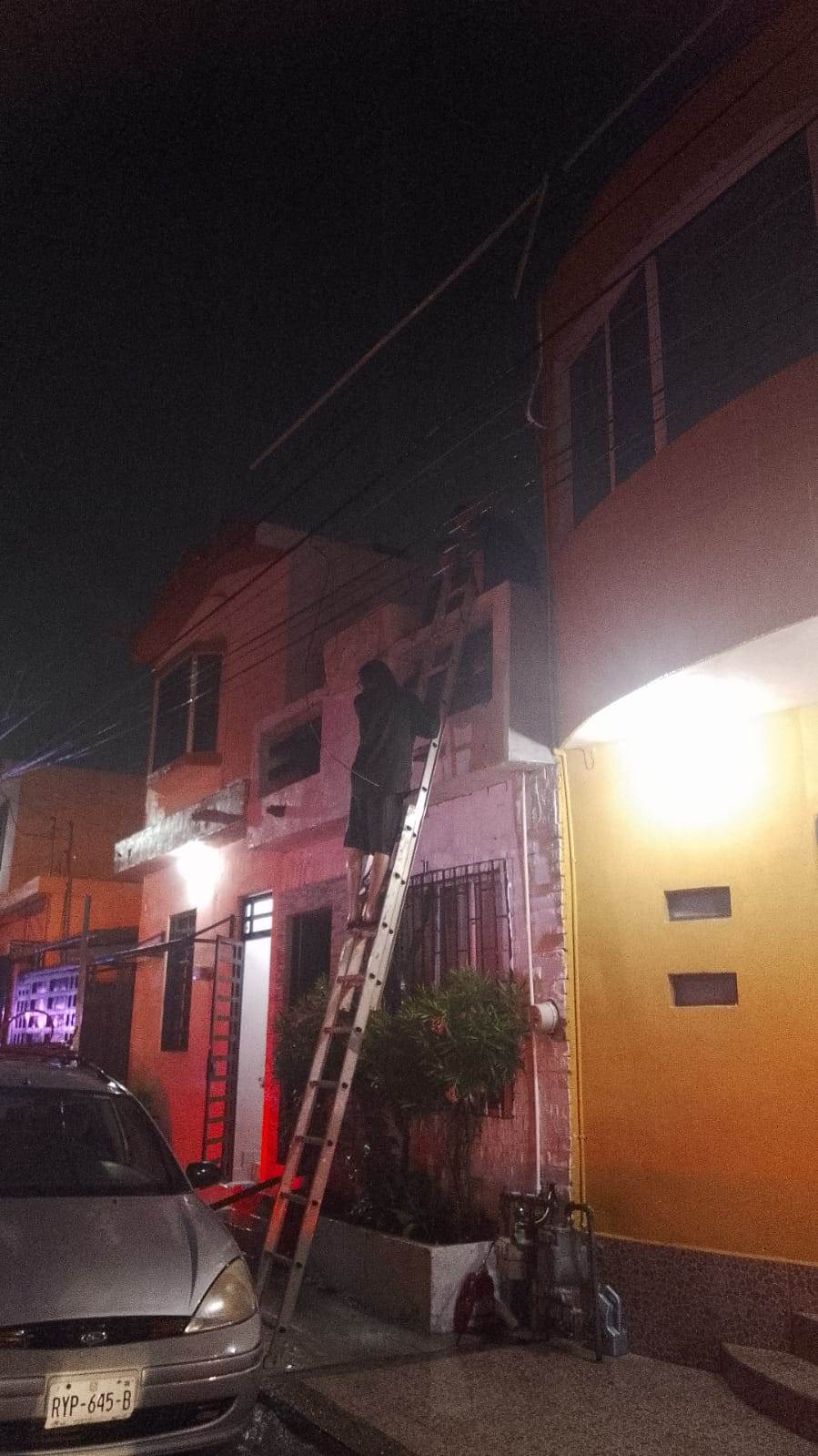 Dos recámaras y un baño de un domicilio se incendiaron en la Colonia Ancón del Huajuco, al oriente de Monterrey, sin que se reportaran lesionados.