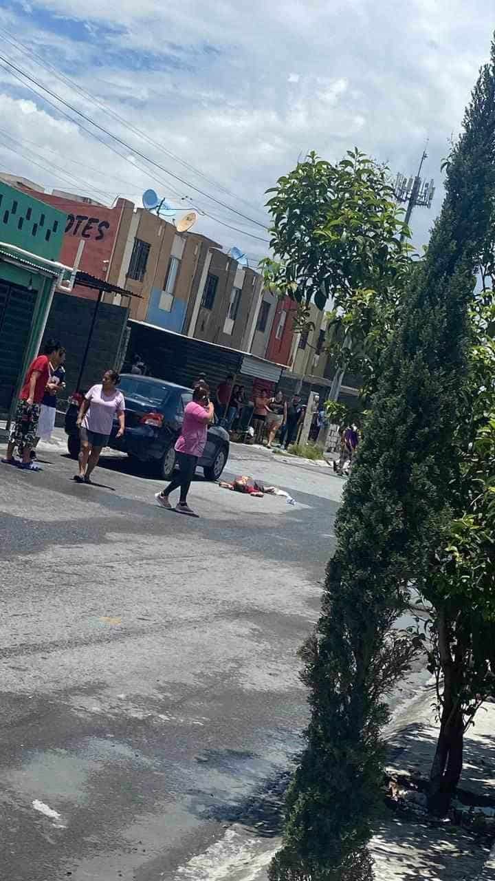 Una mujer fue acribillada balazos y su cuerpo quedó tendido en la vía pública frente a un auto, los agresores se dieron a la fuga, en El Carmen.
