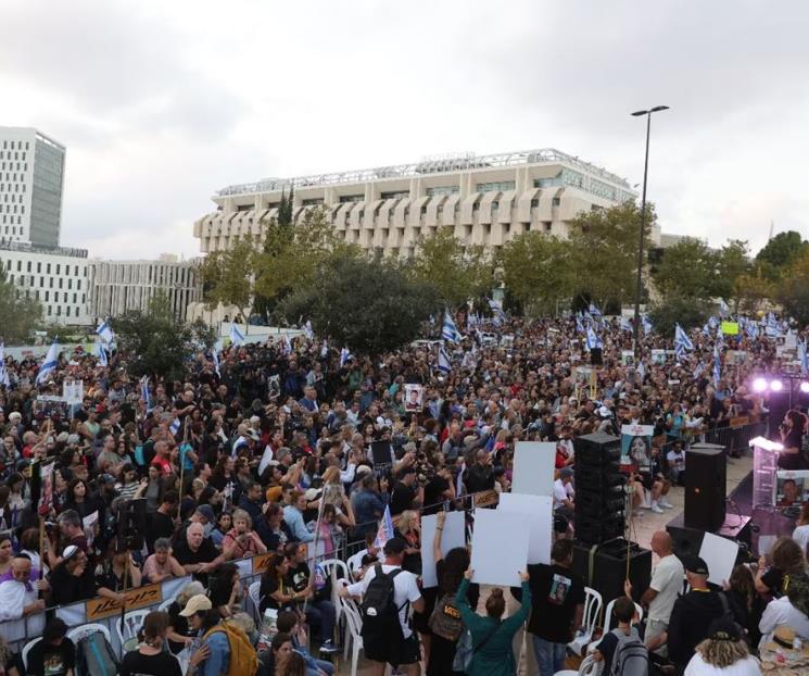 Exigen miles de israelíes renuncia de Netanyahu
