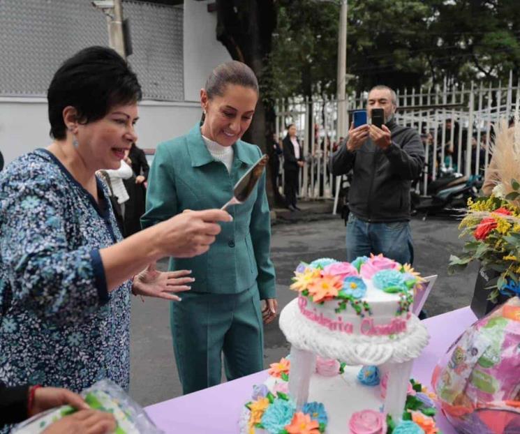 Claudia Sheinbaum festeja cumpleaños 62 con marimba y pastel