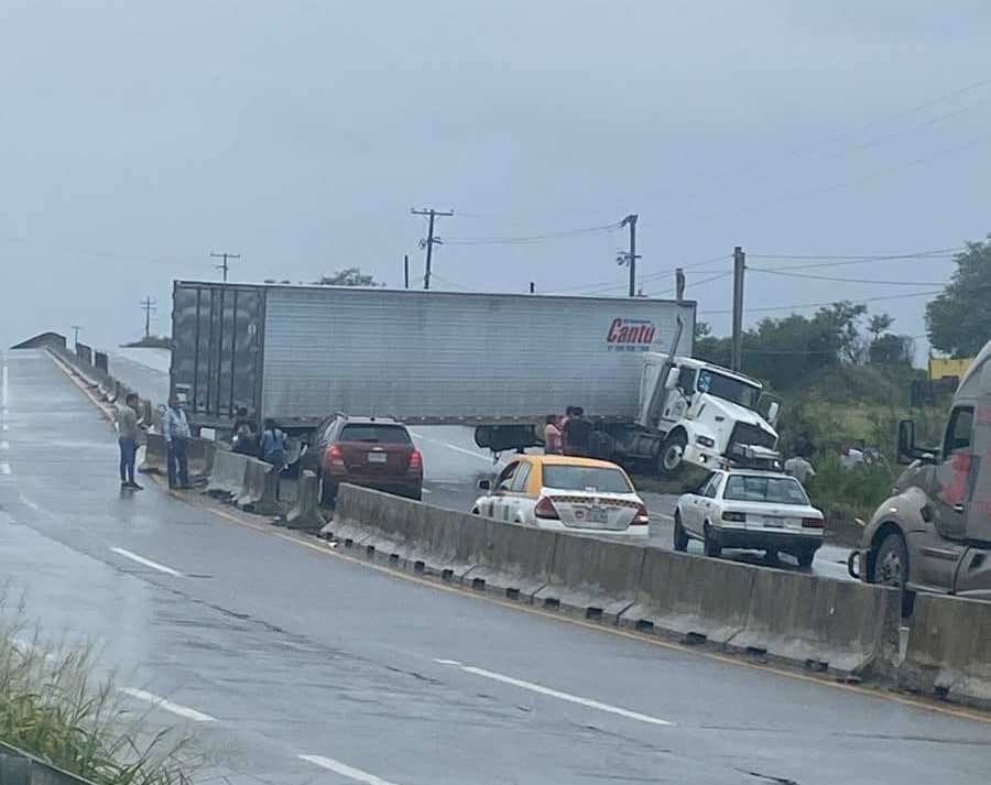Un conductor de quinta rueda, pasó momentos de extremo nerviosismo, luego de derrapar su tráiler de caja cerrada, en un tramo carretero del municipio de Allende, Nuevo León.