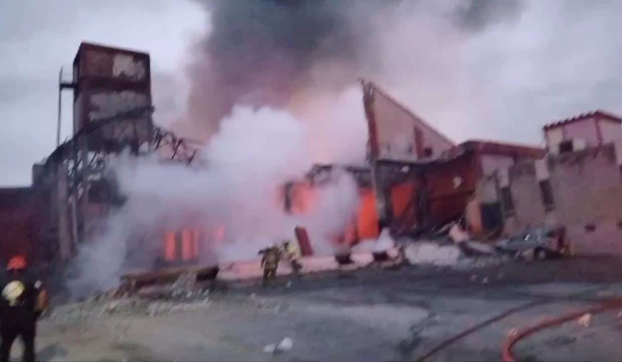 Las autoridades continuaron ayer con el combate del incendio de una empresa de muebles en la Colonia Bella Vista, en Monterrey, donde hasta en horas de la madrugada se tenía en un 70 por ciento controlado.