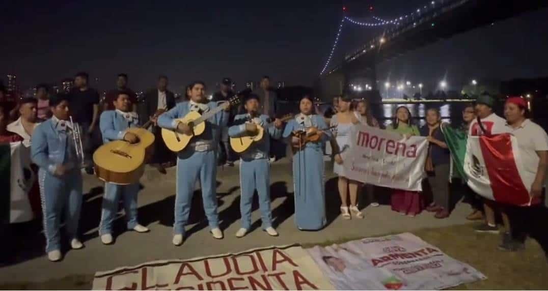 Mexicanos cantan desde Nueva York el happy birthday a Sheinbaum