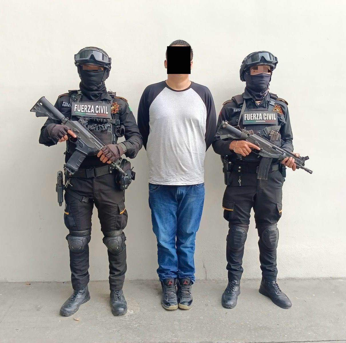 Policías de Fuerza Civil, realizaron la detención de un presunto vendedor de estupefacientes con varias dosis de estupefacientes, en el municipio de Escobedo.