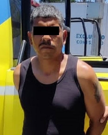 Un hombre que presuntamente le encontraron varios envoltorios con mariguana, fue detenido por oficiales de la Policía de Investigación de Monterrey, ya que también se le relaciona en robos a casa-habitación.