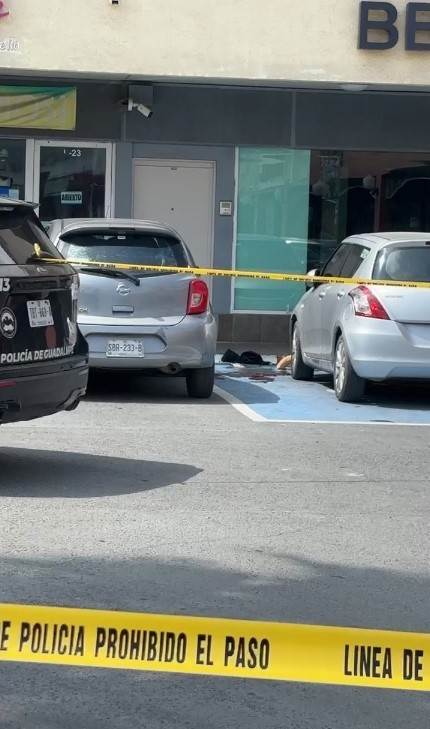 Un comerciante terminó con una herida de arma de fuego, luego de ser atacado a balazos cuando se resistió a ser asaltado afuera de una sucursal bancaria en la Colonia Linda Vista, en Guadalupe.