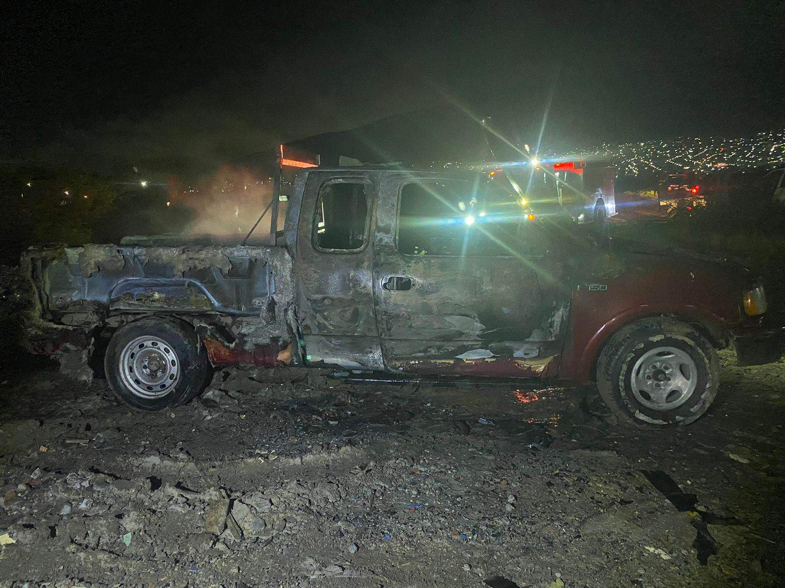 El reporte de una camioneta incendiándose con una menor en el interior y pidiendo auxilio, movilizó a las autoridades la noche del miércoles, en la Colonia San Bernabé, al norte de Monterrey, sin que se reportaran lesionados.