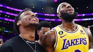 LeBron e hijo jugarán juntos en Lakers