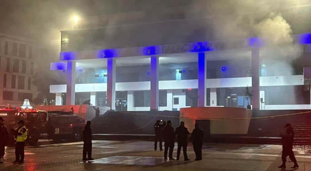 Daños materiales deja incendio en palacio municipal de Naucalpan