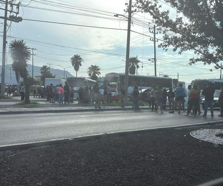 Bloquean avenida en García demandando agua